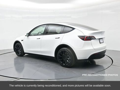 Used 2022 Tesla Model Y Long Range image 9