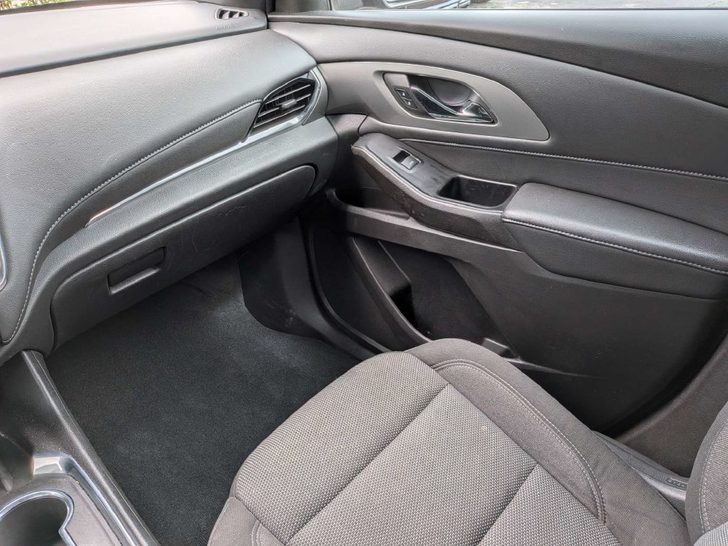 Used 2023 Chevrolet Traverse LT FWD image 15