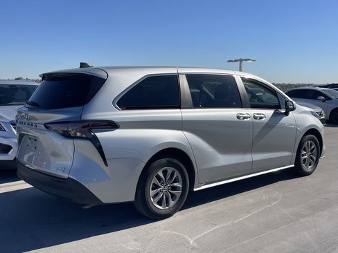 Used 2024 Toyota Sienna LE image 2