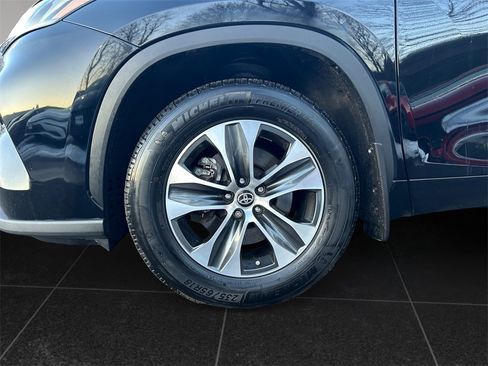Used 2023 Toyota Highlander XLE image 9