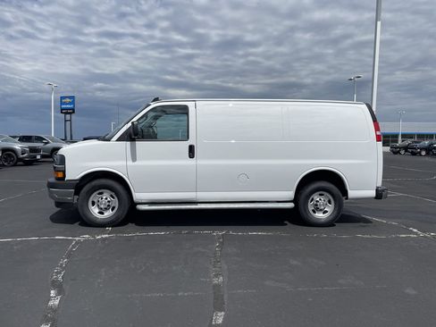 Used 2024 Chevrolet Express 2500 w/ Driver Convenience Package RWD image 2