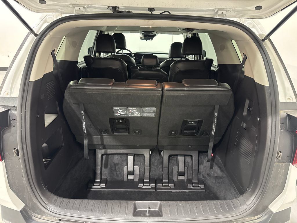 Used 2025 Kia Carnival FWD image 29