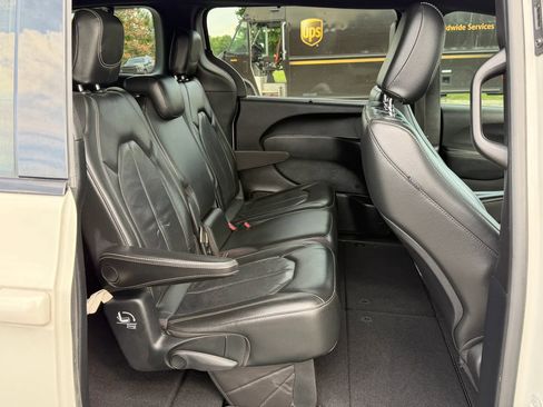 Used 2020 Chrysler Pacifica Touring-L w/ S Appearance Package FWD image 13