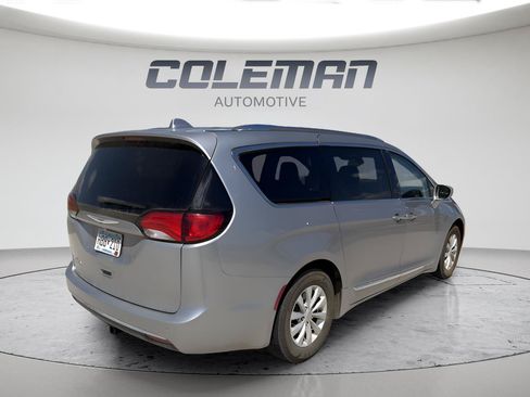Used 2019 Chrysler Pacifica Touring-L FWD image 5