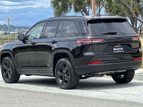 Used 2023 Jeep Grand Cherokee Altitude AWD/4WD image 6