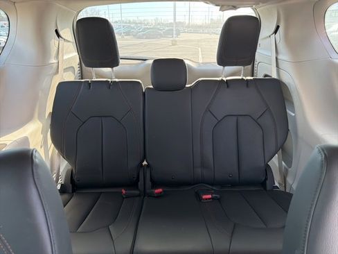 Used 2020 Chrysler Pacifica Touring-L Plus image 11