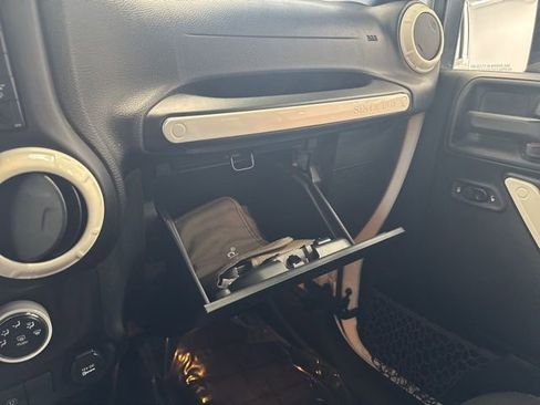 Used 2017 Jeep Wrangler Unlimited Sahara image 38