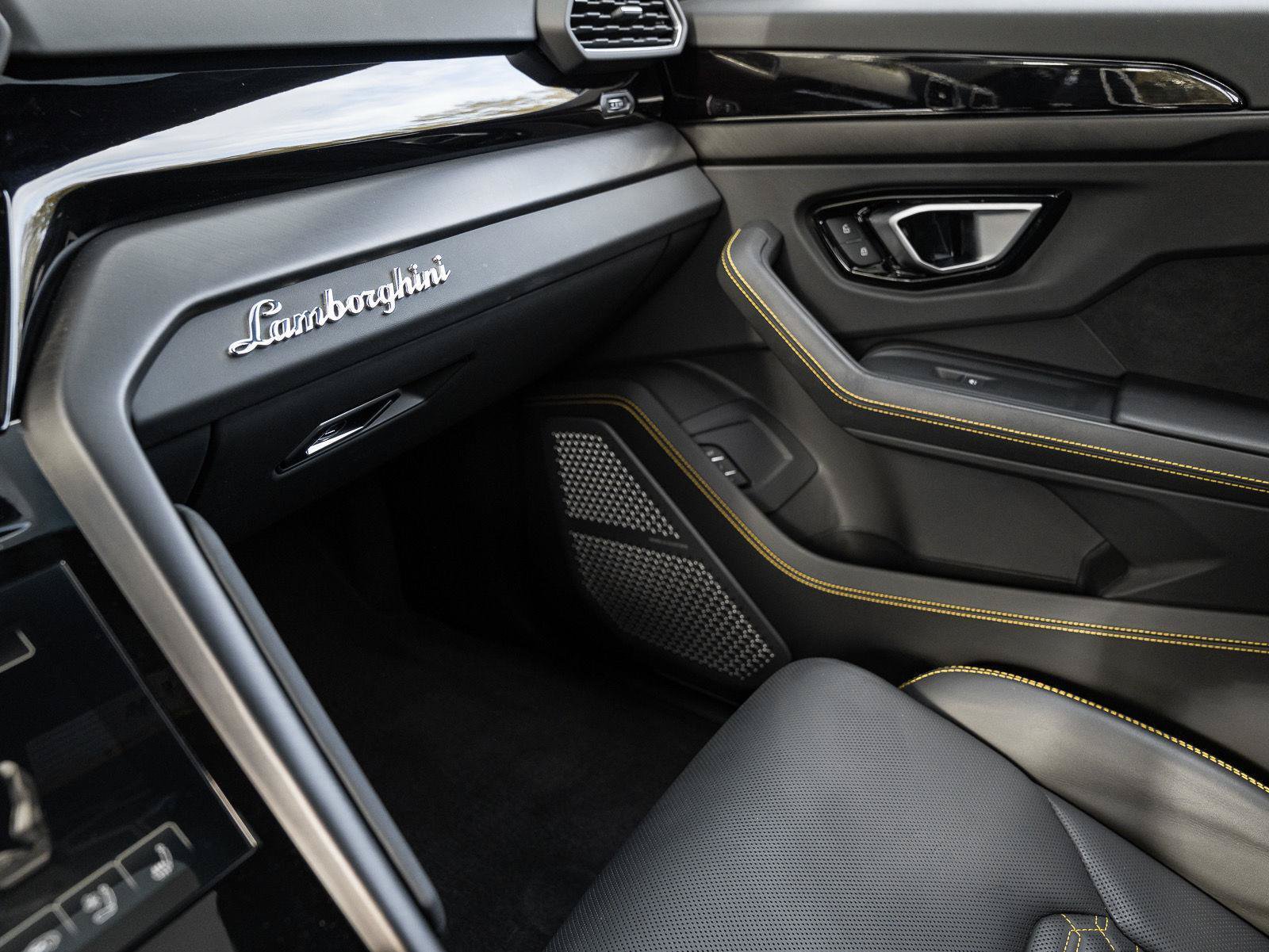 Used 2022 Lamborghini Urus AWD/4WD image 50