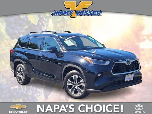 Certified 2021 Toyota Highlander XLE AWD/4WD image 1