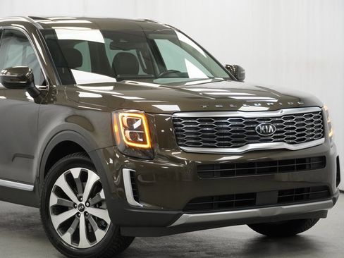Used 2021 Kia Telluride EX w/ EX Premium Package image 3