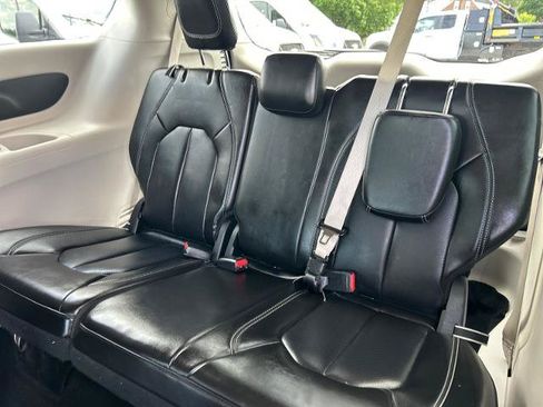 Used 2023 Chrysler Pacifica Touring-L FWD image 12
