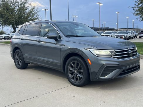 Certified 2022 Volkswagen Tiguan SE w/ Panoramic Sunroof Package image 2