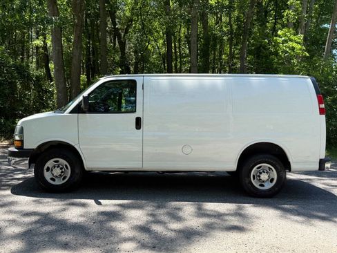 Used 2018 Chevrolet Express 2500 w/ Chrome Appearance Package RWD image 8