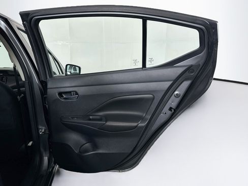 Used 2025 Nissan Versa SR FWD image 27