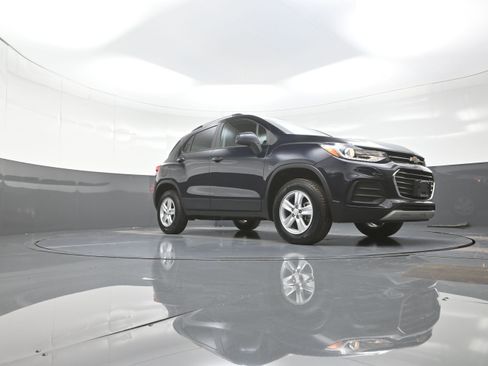 Used 2022 Chevrolet Trax LT w/ LT Convenience Package image 9