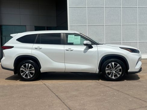 Certified 2023 Toyota Highlander XLE AWD/4WD image 3