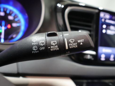 Used 2024 Chrysler Pacifica Touring-L FWD image 39
