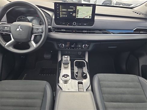 Used 2025 Mitsubishi Outlander SE image 17