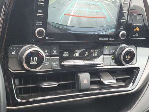 Used 2022 Toyota Highlander XLE AWD/4WD image 28