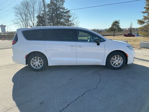 New 2026 Chrysler Pacifica Select image 2
