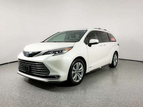 Used 2021 Toyota Sienna Platinum image 3
