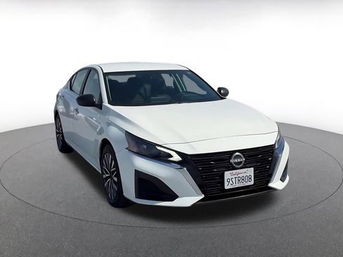 Used 2025 Nissan Altima 2.5 SV image 3