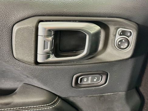 Used 2018 Jeep Wrangler Unlimited Sahara AWD/4WD image 22