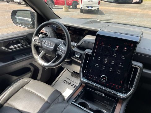 Used 2025 GMC Yukon XL Denali AWD/4WD image 33