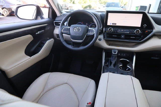 Used 2024 Toyota Highlander Platinum FWD image 27