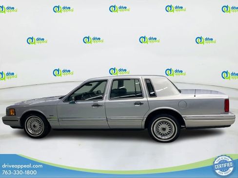 Used 1994 Lincoln Town Car Signature RWD image 9