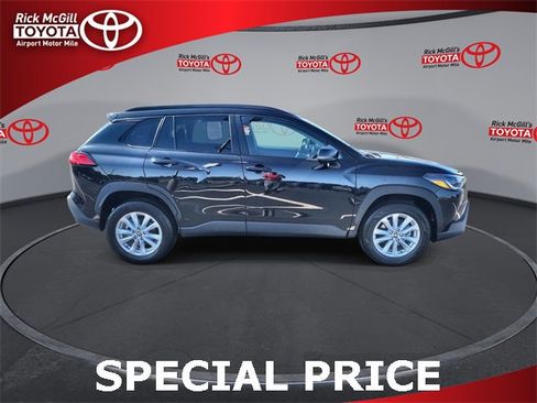 Used 2024 Toyota Corolla Cross LE image 9