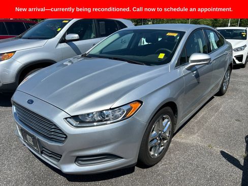 Used 2016 Ford Fusion SE FWD image 4