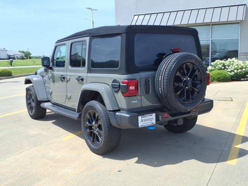 Used 2022 Jeep Wrangler Unlimited Sahara AWD/4WD image 3