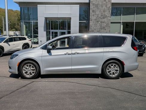 Used 2023 Chrysler Voyager LX FWD image 6