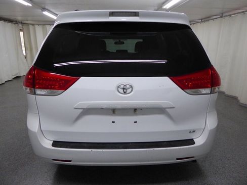 Used 2014 Toyota Sienna LE image 6