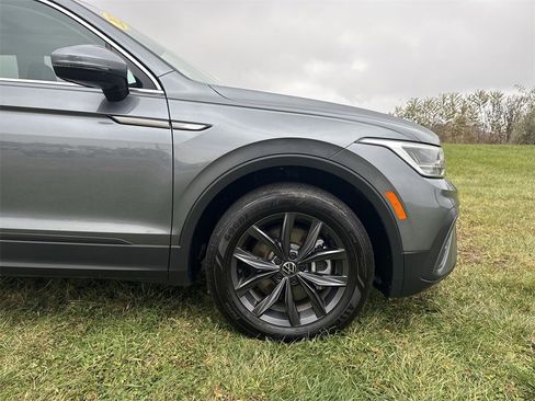 Used 2022 Volkswagen Tiguan SE w/ Panoramic Sunroof Package image 19