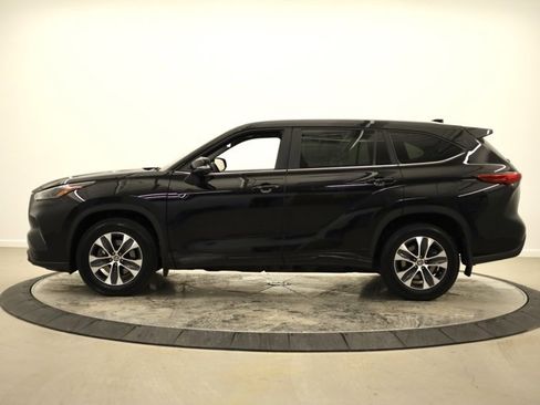 Certified 2023 Toyota Highlander XLE image 6