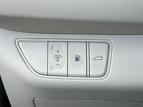 Used 2025 Genesis G70 2.5T image 32