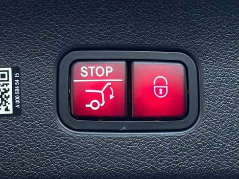 Used 2025 Mercedes-Benz GLC 300 4MATIC image 32