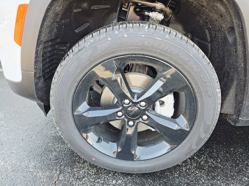 Certified 2025 Jeep Grand Cherokee Limited w/ Black Appearance Package AWD/4WD image 10