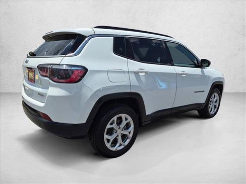 Used 2024 Jeep Compass Latitude AWD/4WD image 5