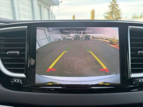 Used 2024 Chrysler Pacifica Touring-L image 31