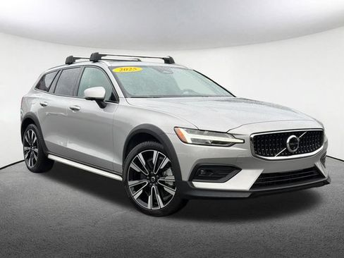 Used 2025 Volvo V60 B5 Cross Country Ultra w/ Protection Package Premier AWD/4WD image 2
