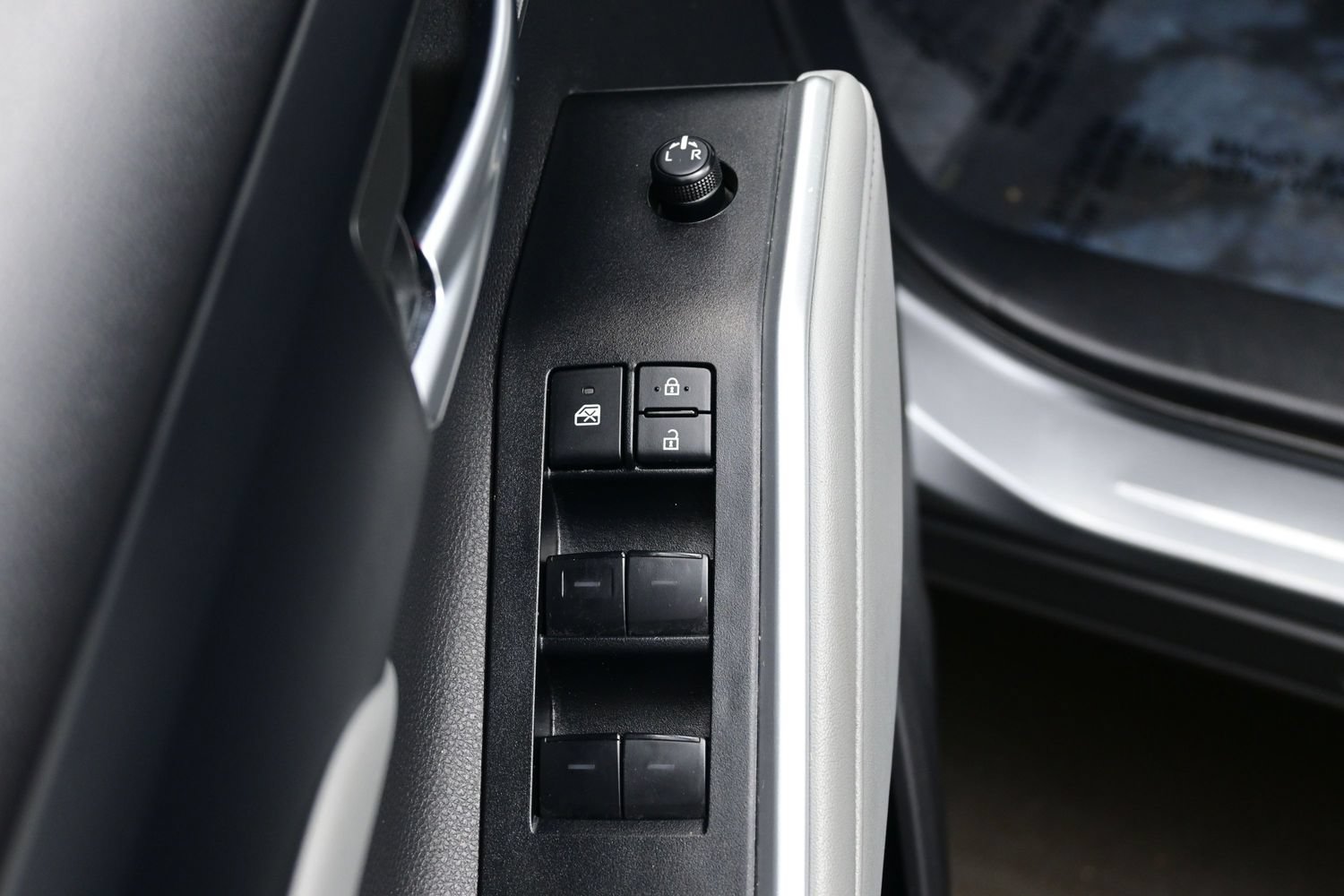 Used 2025 Toyota Highlander XLE AWD/4WD image 10