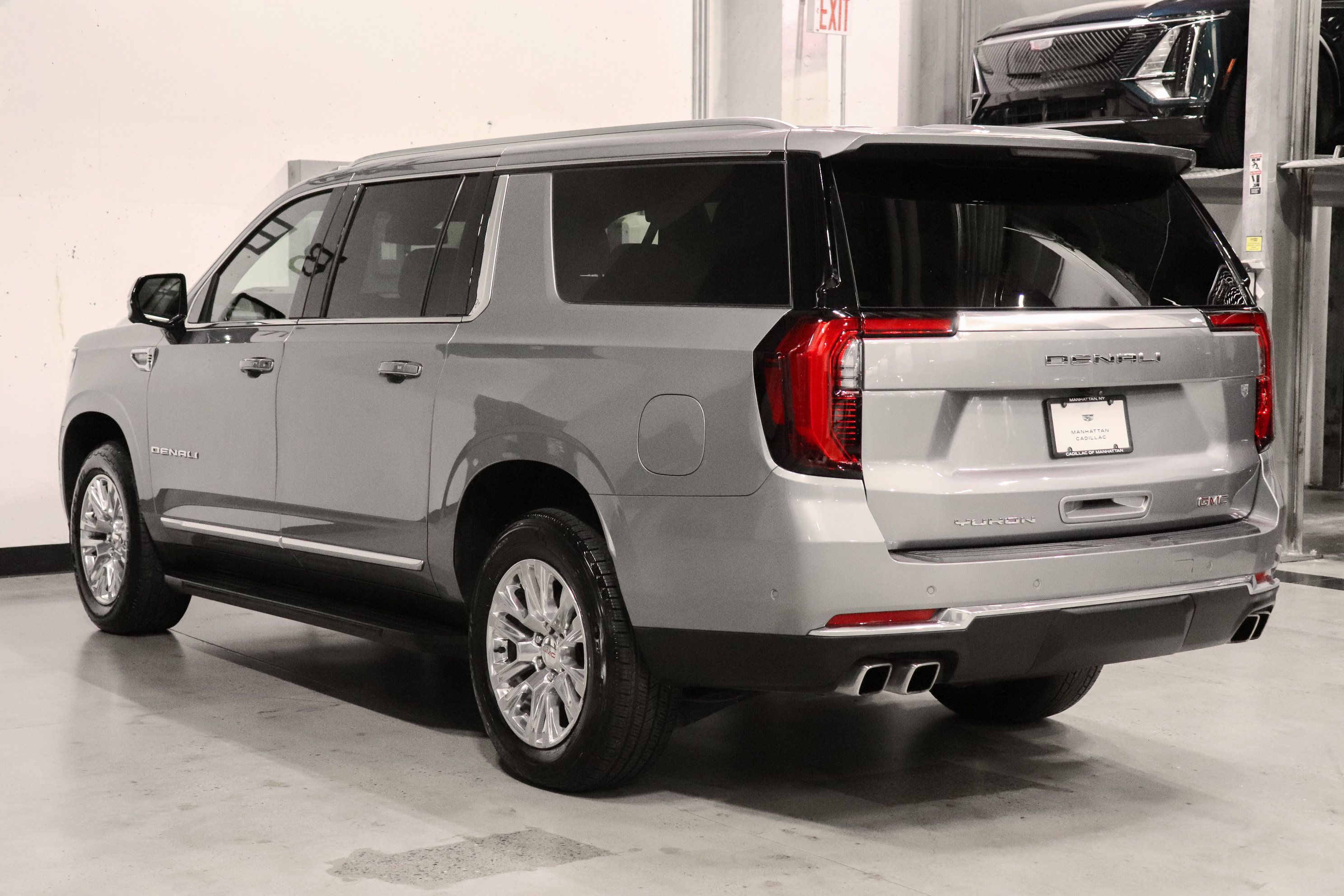 Used 2025 GMC Yukon XL Denali AWD/4WD image 3