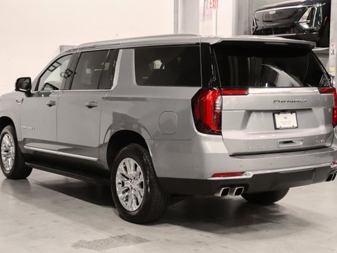 Used 2025 GMC Yukon XL Denali AWD/4WD image 3