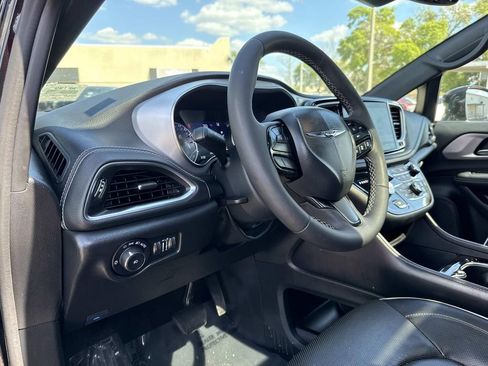 Used 2025 Chrysler Pacifica Limited image 21