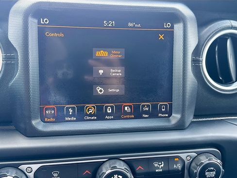 Used 2018 Jeep Wrangler Unlimited Sahara AWD/4WD image 27