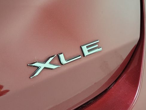Used 2022 Toyota Avalon XLE w/ Moonroof Package FWD image 9