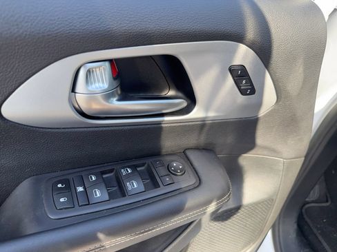 Used 2024 Chrysler Pacifica Limited FWD image 11